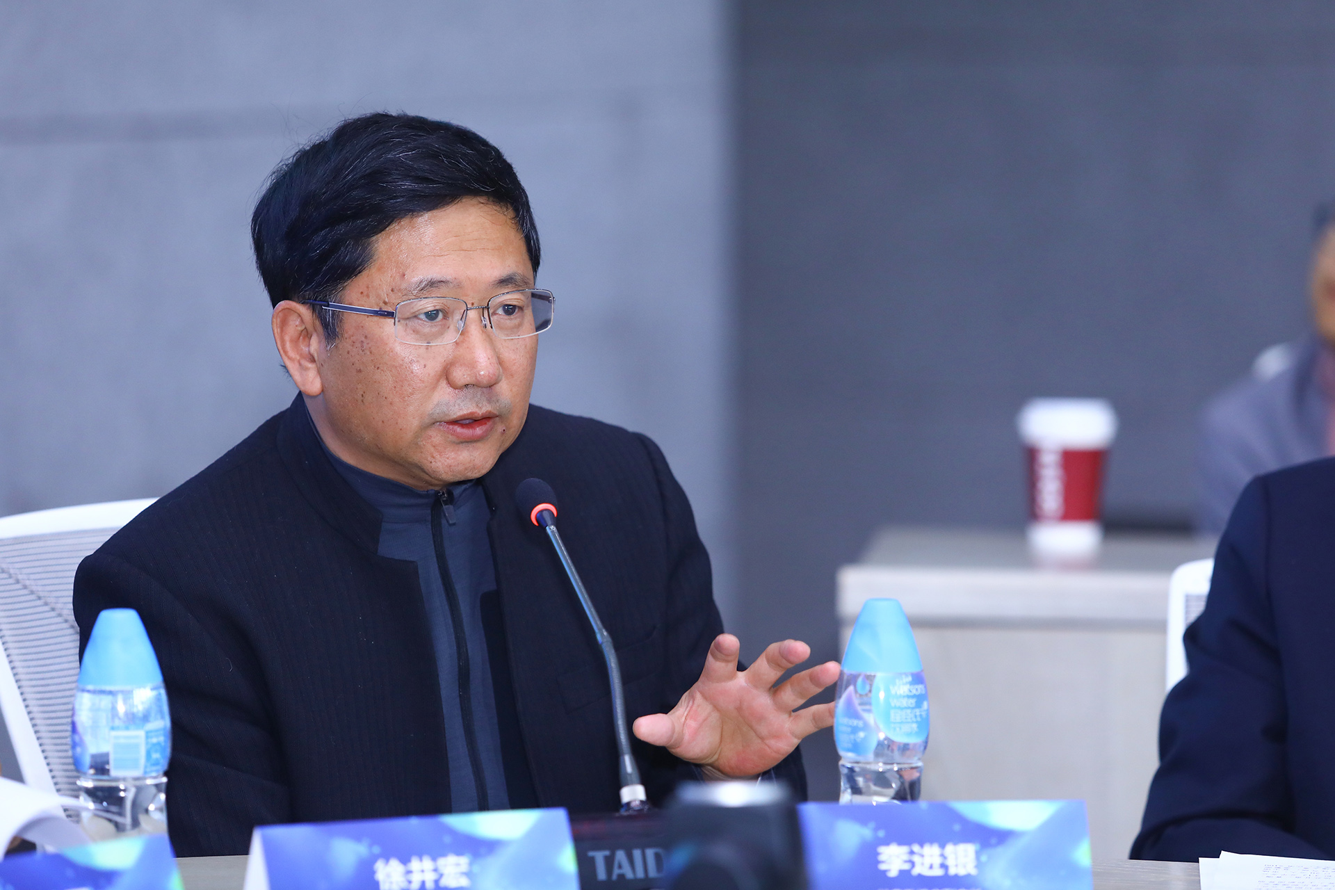 中國(guó)企業(yè)家俱樂(lè)部副理事長(zhǎng)、中關(guān)村龍門投資有限公司董事長(zhǎng)徐井宏